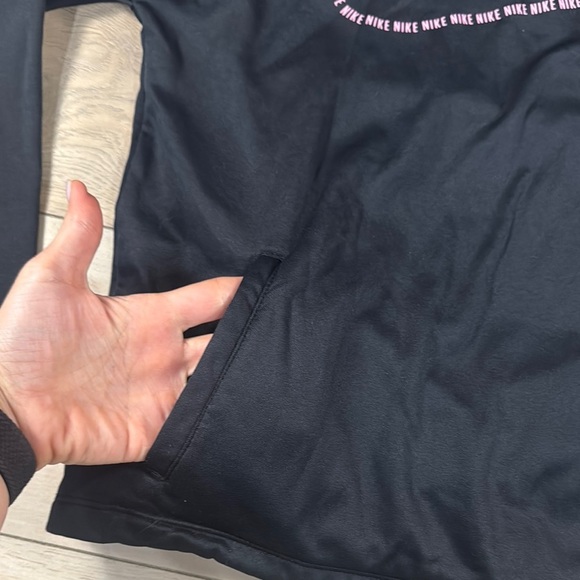 Nike Youth Girls Therma Fit Black Hoodie Pink Logo - Picture 4 of 13